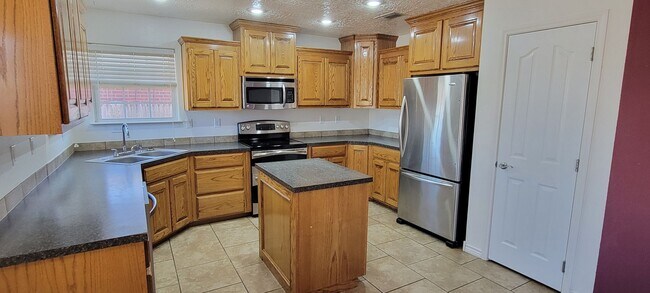 Building Photo - NEWER HOME ON QUIET STREET