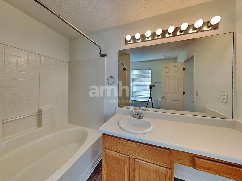 Building Photo - 505 Kingsman Ln