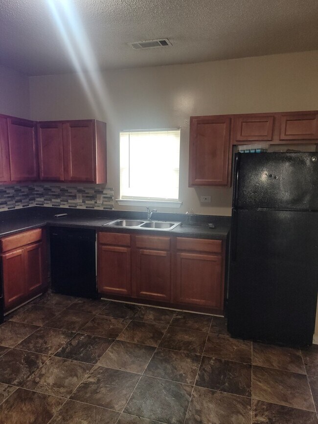 Building Photo - Four Bedroom Town Home Total Electric