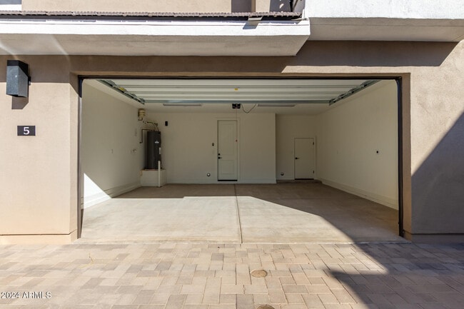Building Photo - 2121 W Sonoran Desert Dr