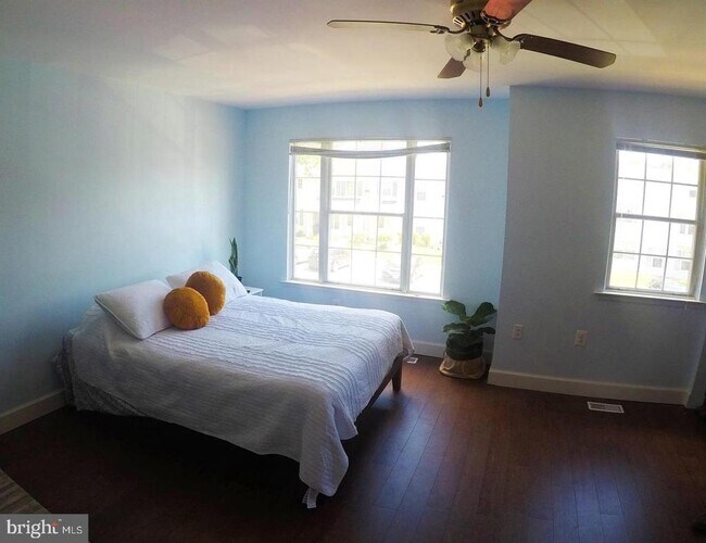 Building Photo - 8702 Village Green Ct