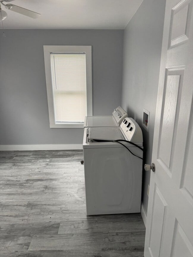 Building Photo - 2nd floor 2 bedroom 1 bath unit