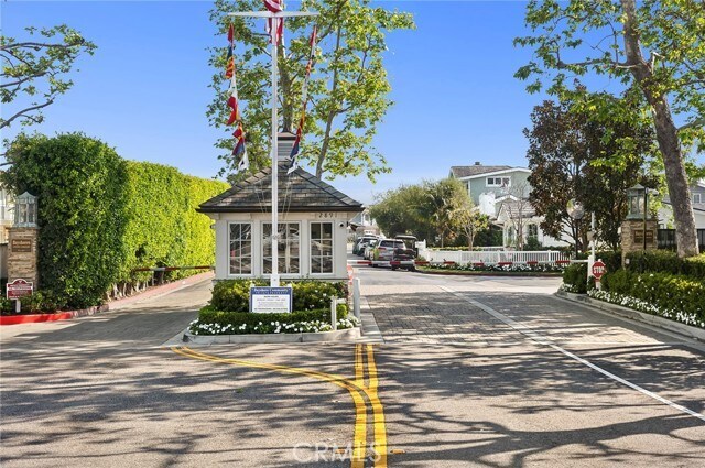 Building Photo - 2572 Bayshore Dr
