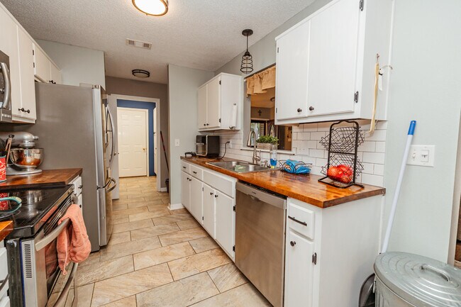 Building Photo - 425 Whirlaway Ct