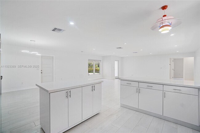 Building Photo - 414 Giralda Ave