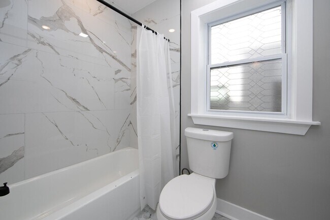 Building Photo - Beautiful Gut Renovated 2 Bed/2.5 Bath Apa...