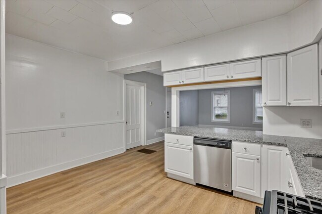 Building Photo - "Charming 2-Bedroom Retreat on Saratoga Avenue - Spacious 1100 Sq Ft Gem in Waterford!"