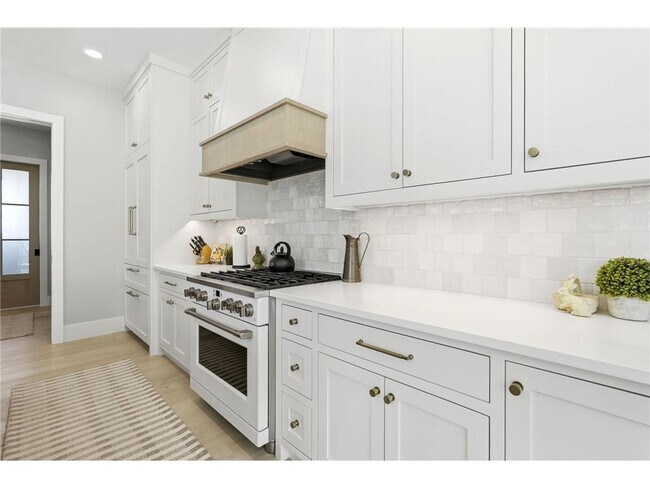 Building Photo - 6201 Gustavus Dr