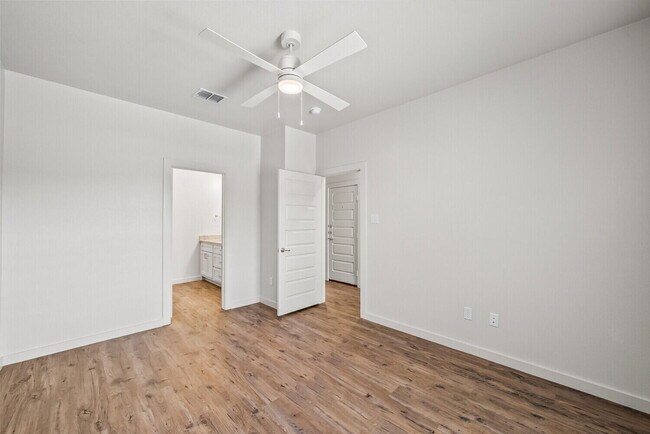 Building Photo - 10918 Albany Ave