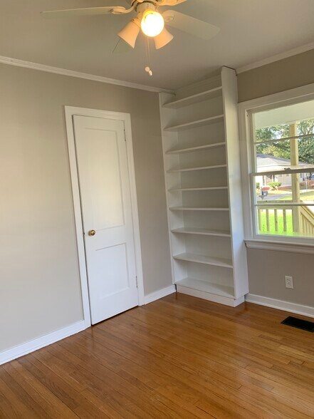 Building Photo - 111 Ellinor St