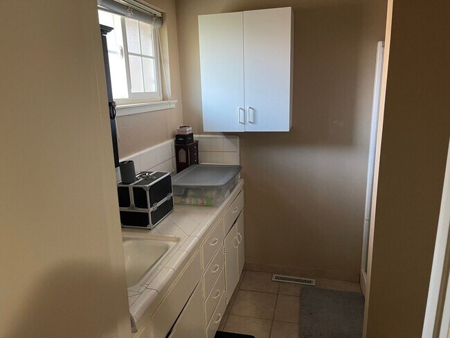 Building Photo - 3 Bed 2 Bath Home with Swimming Pool in Desirable Presidential Neighborhood!