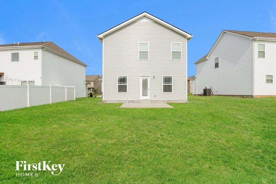 Building Photo - 2230 Oak Dr