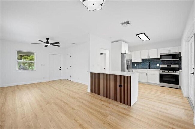 Building Photo - 1209 14th Ct S