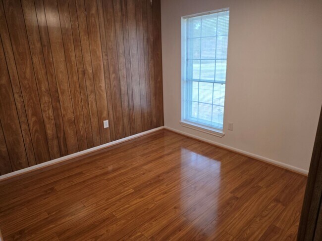 Building Photo - 2121 Redwood St