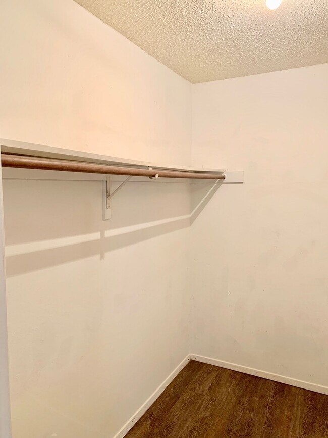 Building Photo - Spacious 2 Bedroom Apartment - Parking - N...