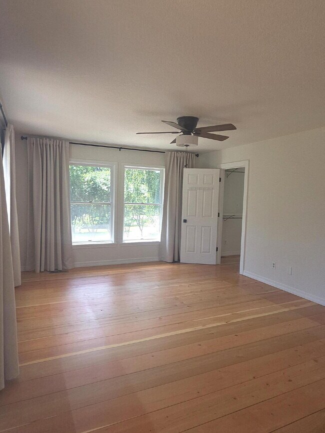 Building Photo - Spacious home in country setting, yet clos...