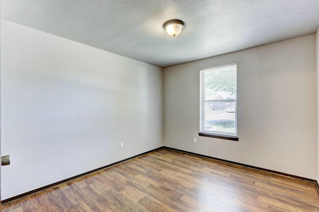 Building Photo - 974 Castlebury Mansion