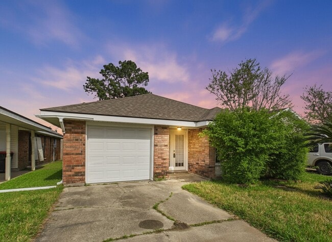 Building Photo - AVAILABLE NOW! 2 Bedroom 2 Bathroom