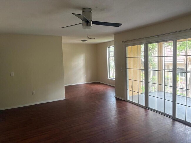 Building Photo - 4015 Versailles Dr