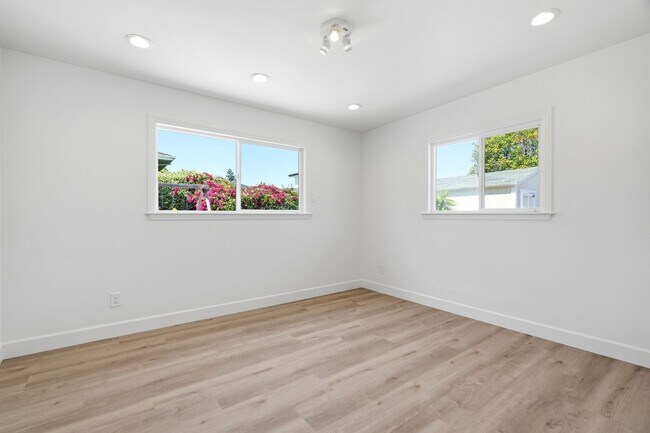 Building Photo - Light-Filled Home on Expansive Lot in Top-Rated School District with Vaulted Ceilings & Entertain...