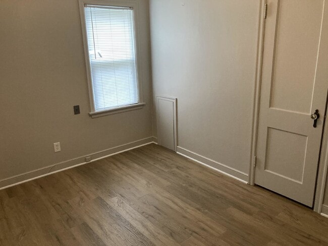 Building Photo - 2 Bedroom, 1 Bathroom Lower Unit in Downto...