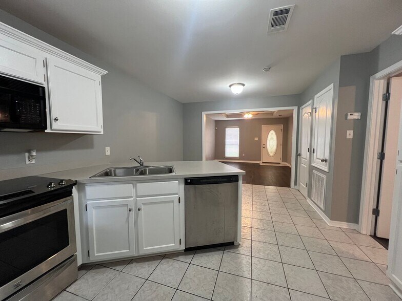 Building Photo - 108 Brandi Ln