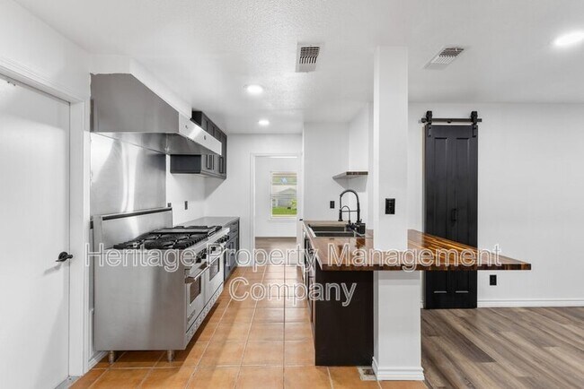Building Photo - 3614 Versailles Dr