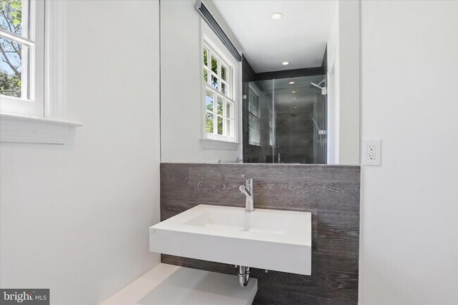 Building Photo - 3221 Coquelin Terrace