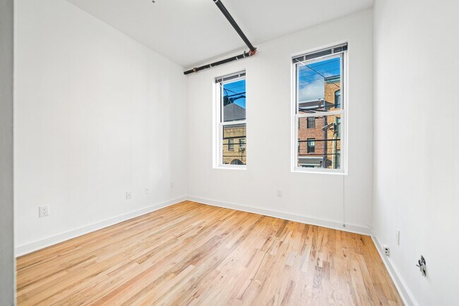 Building Photo - 615 Monroe St
