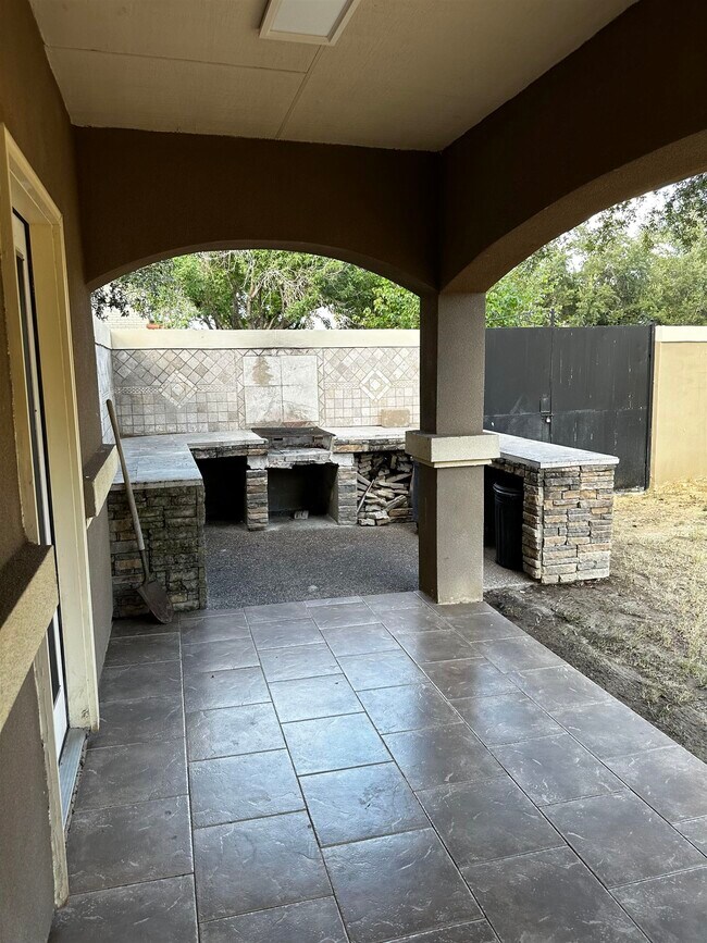 Building Photo - 431 Puig Dr