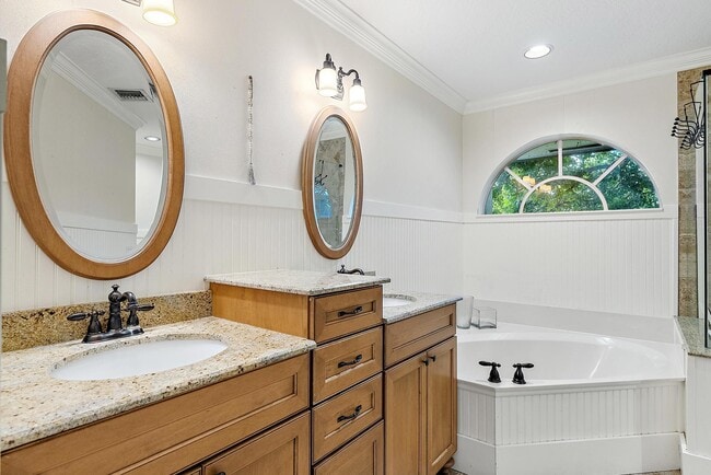 Building Photo - 542 N Cypress Dr