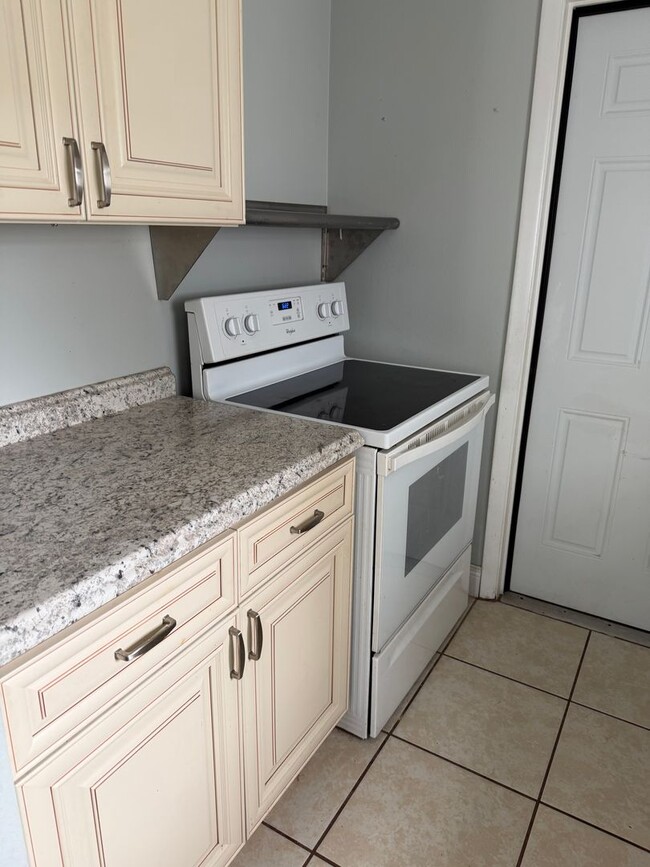 Building Photo - Three bedrooms one bath Deltona