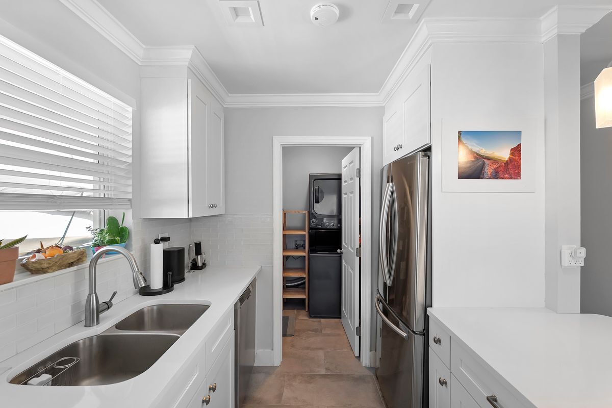 Building Photo - 911 W Hawie St