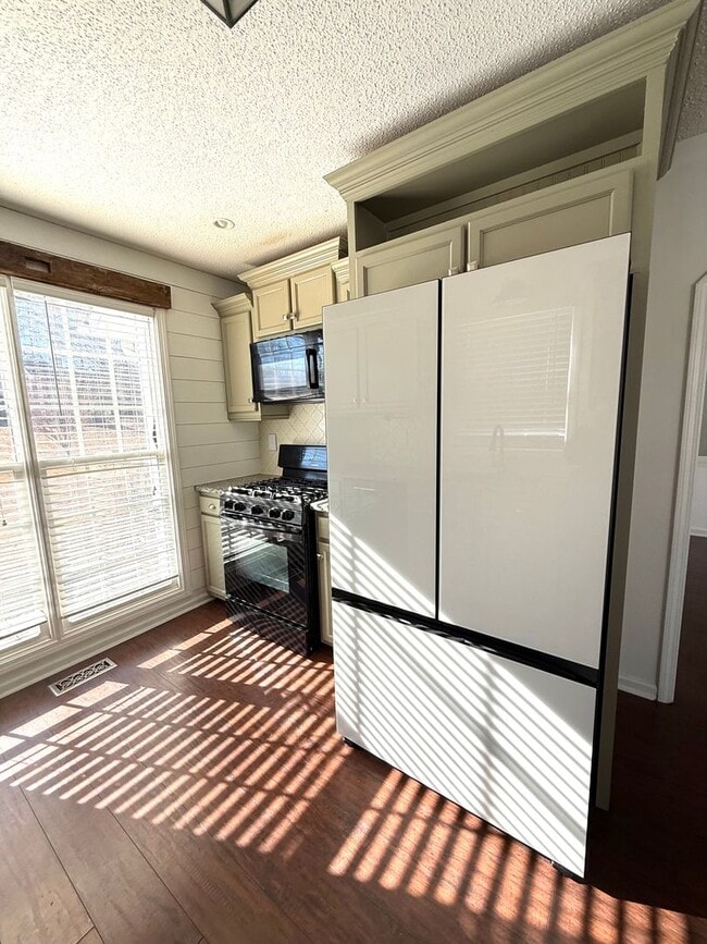 Building Photo - Charming 3 Bedroom Cape Cod