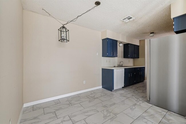 Building Photo - 4003 Stonebridge Dr