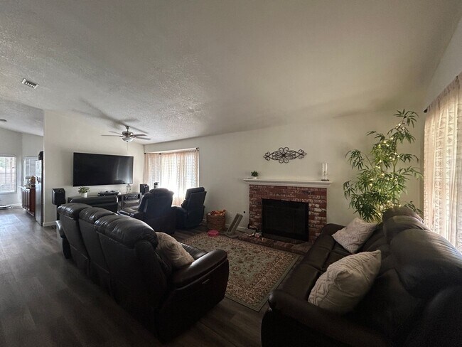 Building Photo - Beautiful 3 Bedroom 2 Bath Home in Redlands!