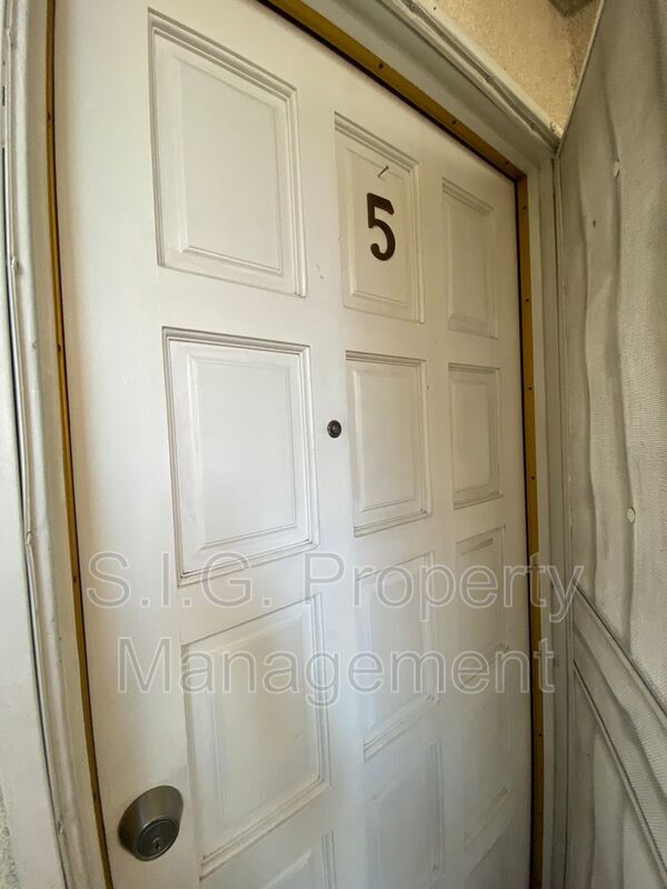 Building Photo - 522 E Maple St