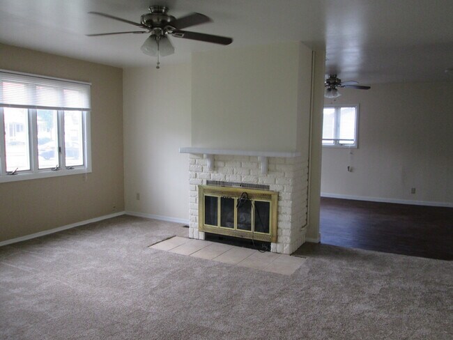 Building Photo - 3504 Oakview Dr