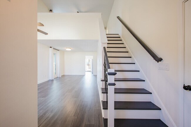 Building Photo - Move-in-ready 3 bed / 3 Full Bath In Louisville's Four Seasons — Fully Updated, No Carpet, Fiber ...