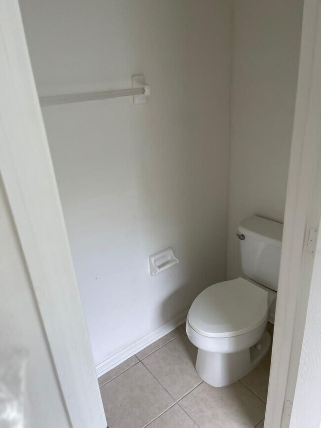 Building Photo - Fabulous 3/2.5 Townhouse located in The Vistas at Stonebridge Commons