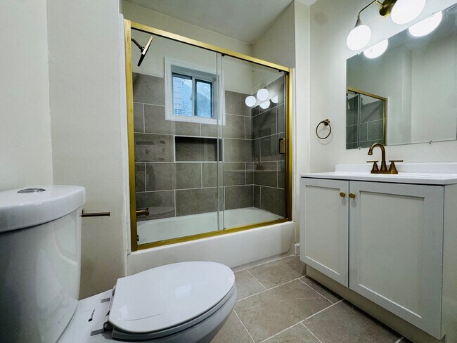 Building Photo - Charming 4-Bedroom Property in Prime Location