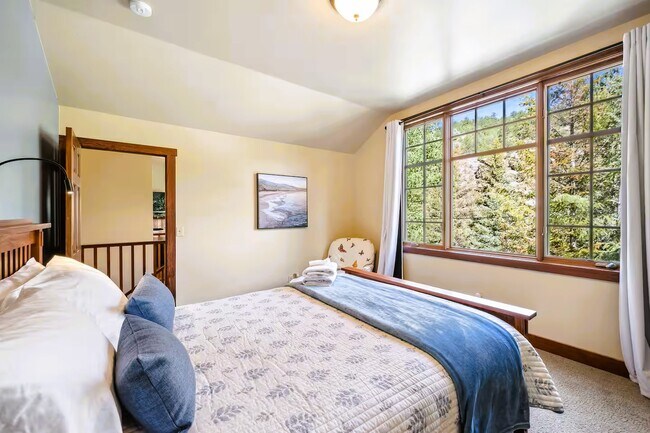 Building Photo - 738 Skyline Dr