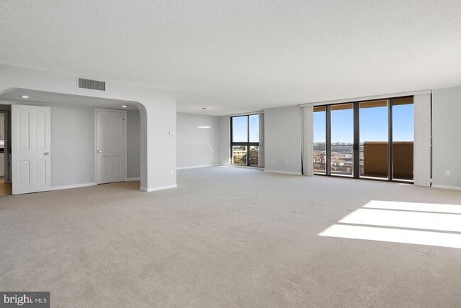 Building Photo - 1101 S Arlington Ridge Rd