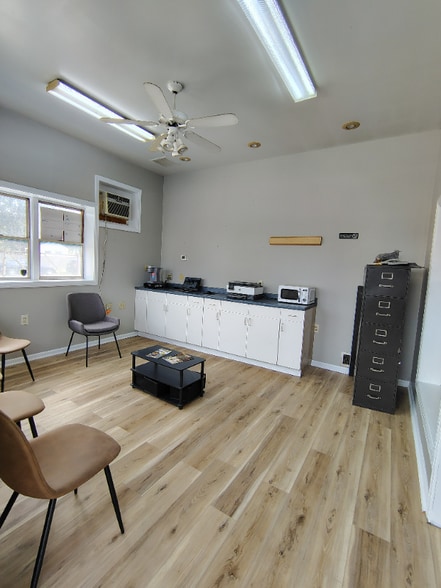 Building Photo - 715-717-717 E Main St