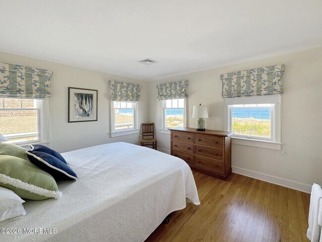 Building Photo - 985 East Ave