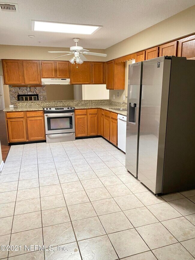 Building Photo - 4294 Tanglewilde Dr S