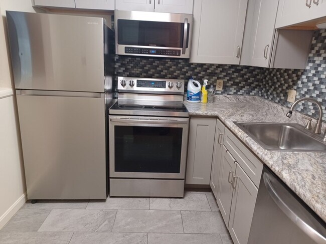 Building Photo - 151 Bittersweet Ln