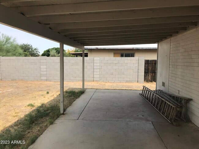 Building Photo - 2316 W Larkspur Dr