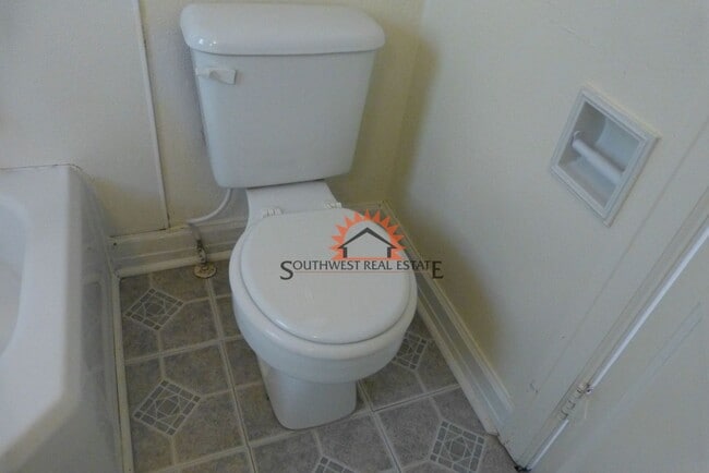 Building Photo - Charming historic 2 bedroom 1 bathroom house