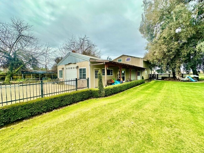 Building Photo - Gorgeous 4/3 Country Estate with 2000sf Barn